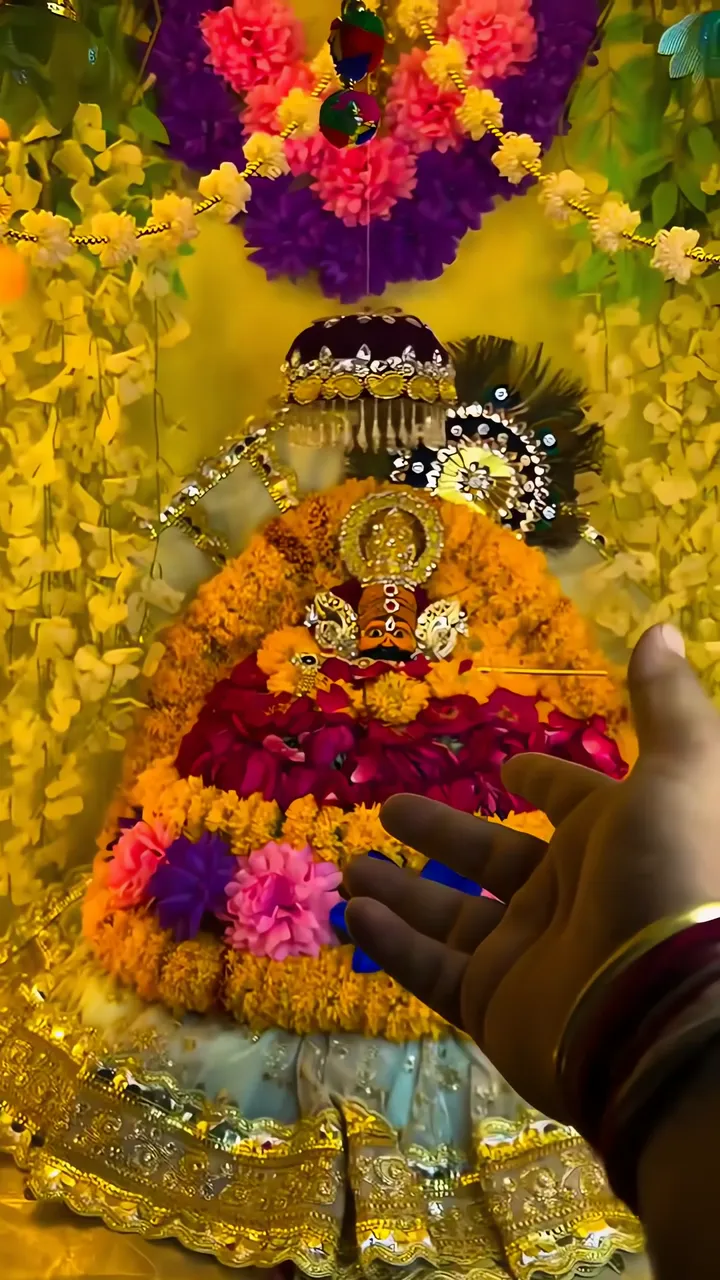 Jai Shree Khatu Shyam Ji Devotional Idol With Floral Offering