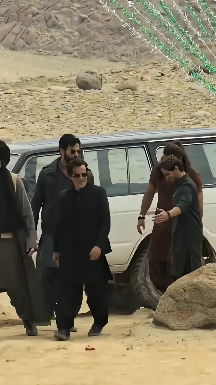Akshay Kumar Walking With Crew On Desert Set With White SUV